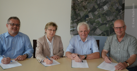 Die Vereinbarung zum Schutz des FFH-Gebiets Sennebäche unterzeichneten insgesamt neun Vertretung  aus Verwaltungen, Bezirksregierung, Land-, Wasser- und Fortwirtschaft: Landrat Manfred Müller, Hövelhofs Bürgermeister Michael Berens, der Leiter des Regionalfforstamtes Roland Schockemöhle, die Vertretung  der örtlichen Landwirtschaft Heinrich Bultmann und Norbert Osdiek sowie auf dem Foto von links nach rechts: Martin Lehmann, Wasserverband Obere Lippe, Brigitte Bremer, Bezirksregierung Detmold, Johannes Giesguth, Kreislandwirt und Hubertus Beringmeier, Westfälisch-Lippischer Landwirtschaftsverband - Foto: Amt für Presse- und Öffentlichkeitsarbeit, Anna-Sophie Schindler, Kreis Paderborn Schutz der Sennebäche per vertragliche Vereinbarung